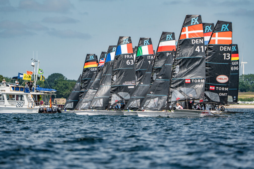 Ein Startfeld der 49er FX.