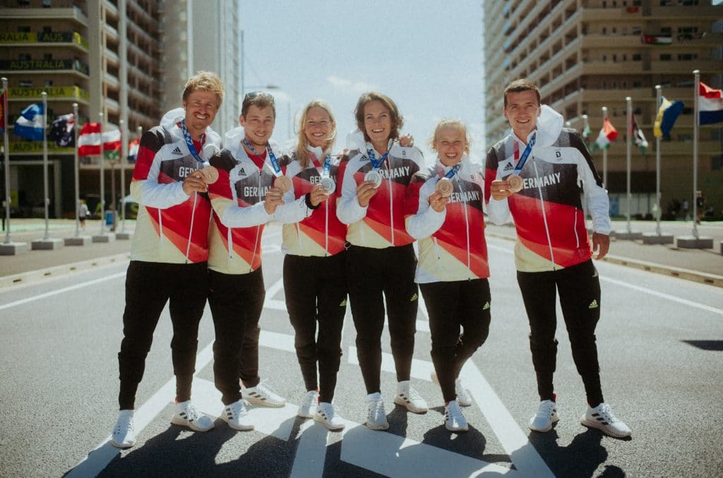 Die Medaillengewinnerinnen und -gewinner von Tokio: Erik Heil und Thomas Plößel (Bronze im 49er), Tina Lutz und Susann Beucke (Silber im 49erFX), Paul Kohlhoff und Alica Stuhlemmer (Bronze im Nacra 17). Foto: Team Deutschland/Thomas Hüttemann 