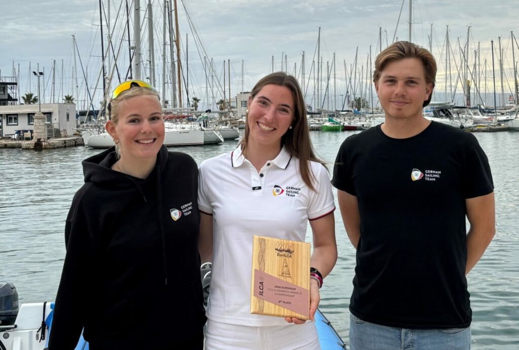 Das ILCA6-Juniorenteam (v.l.n.r): Jule-Johanna Blank, Mirja Dohle und Trainer Maximilian Walkenbach.