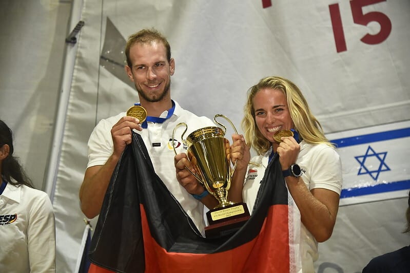 Luise Wanser und Philipp Autenrieth jubeln über das erste deutsche 470er-Gold nach 28 Jahren. Foto: Amit Shisel