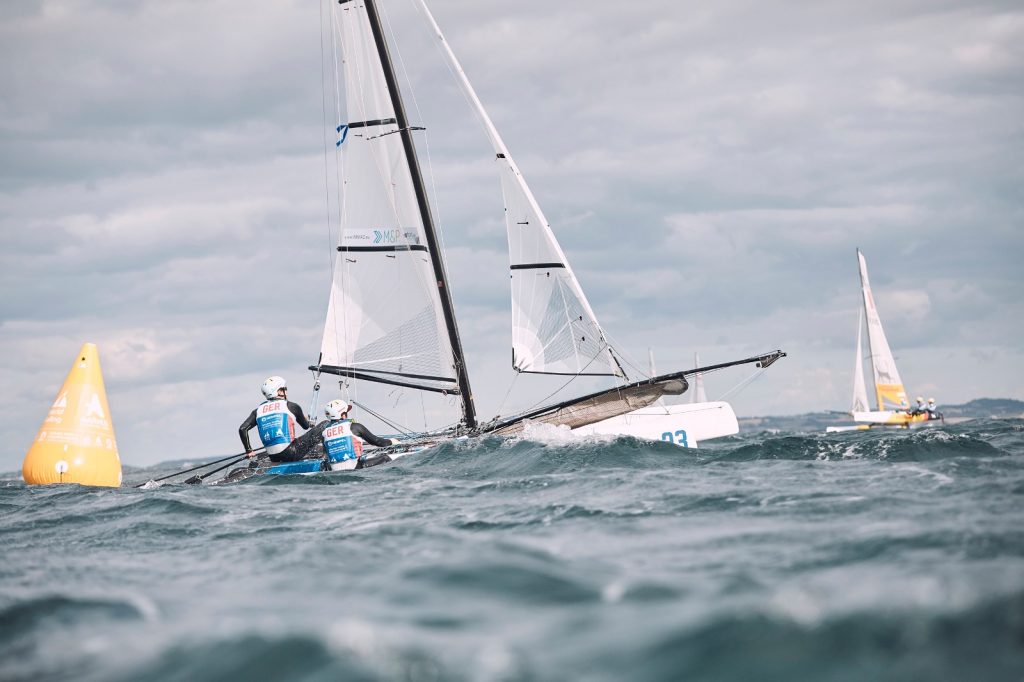 Paul Kohlhoff und Alica Stuhlemmer wurde eine Kenterung im vorletzten Gold Fleet-Rennen zum Verhängnis. Foto: Felix Diemer 